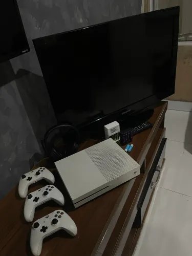 OPORTUNIDADE- X BOX ONE S 1TB E TV SAMSUNG 32 POLEGADAS!