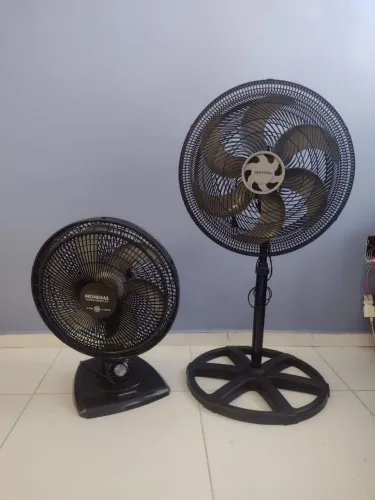 Dois ventilador precisando de manutenção 