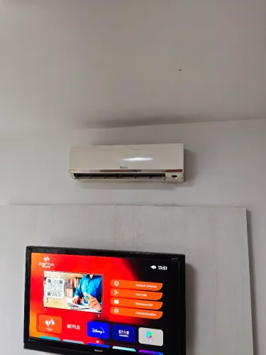 Ar condicionado 12000 BTUs quente e frio Philco 220v ótimo 