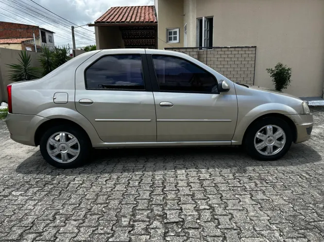 Renault Logan Expression Hi-flex 1.6 16V 4P AUT 2012