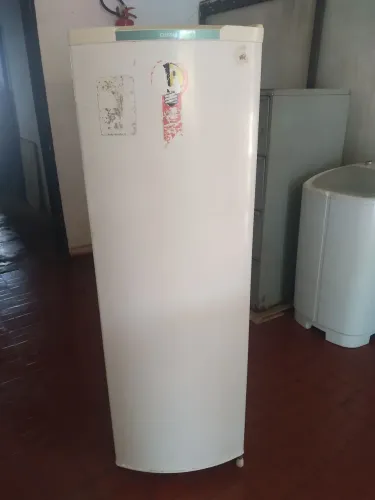 vendo essa geladeira original com garantia entrgo watesapp * 450