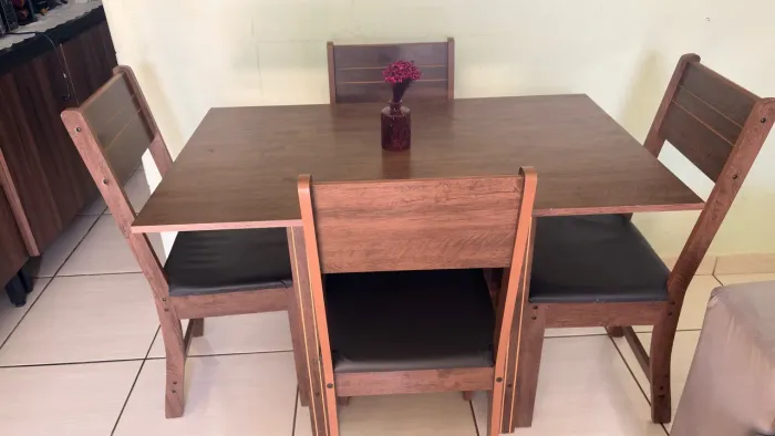 Mesa com 4 cadeiras