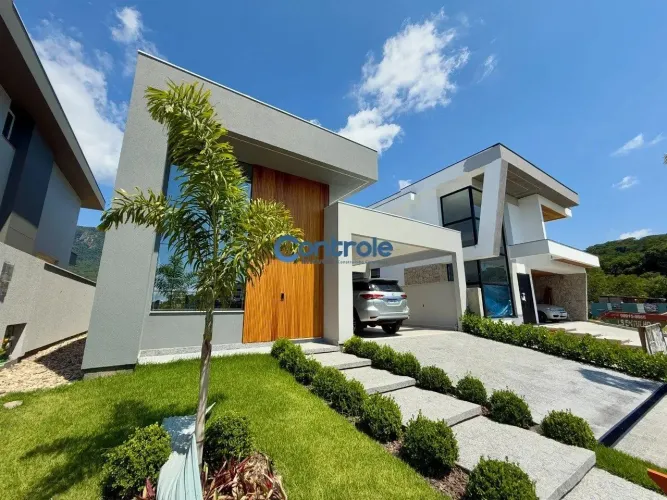 Casa com 03 dormitórios n condominio Reserva da Pedra na Pedra Branca em Palhoça.