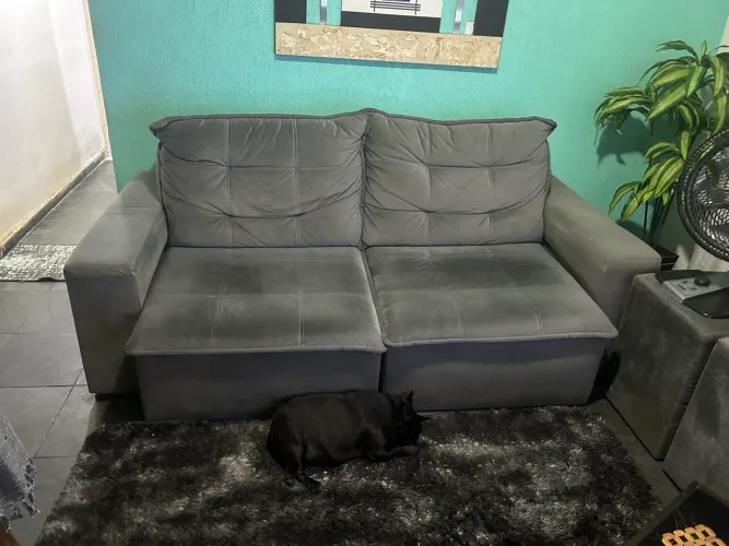 Sofá retrátil cinza