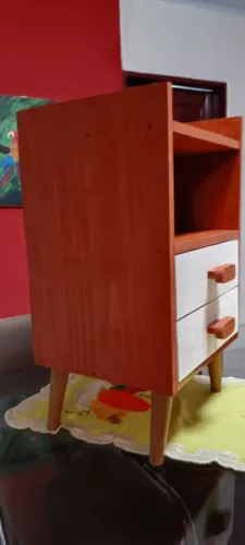 Mesa de cabeceira com 2 gavetas toda em madeira por R$ 250,00
