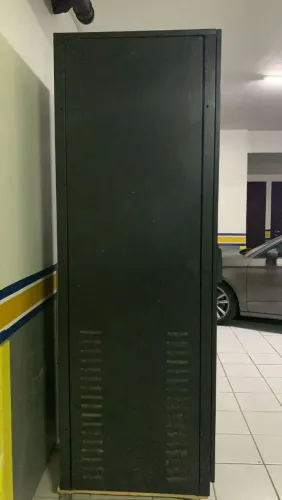 Rack de aparelhos eletrônicos 