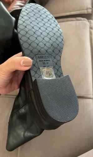 Bota Arezzo nova em couro numeração 35