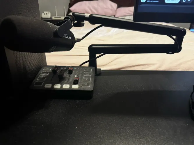 Combo Microfone XLR, braço articulado low profile e mixer de som fifi e
