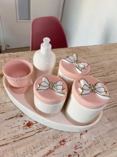 Kit Higiene do Bebê em Porcelana com Detalhes de Laço em Resina.