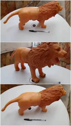 Leão de plástico