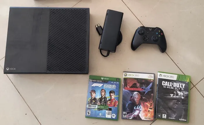 Xbox One Fat com controle, fonte e 3 jogos