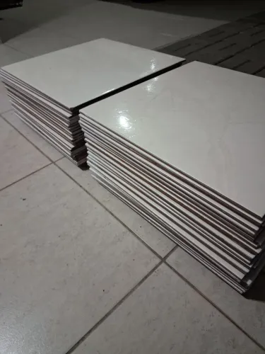 Piso de cerâmica 44 cm X 44 cm