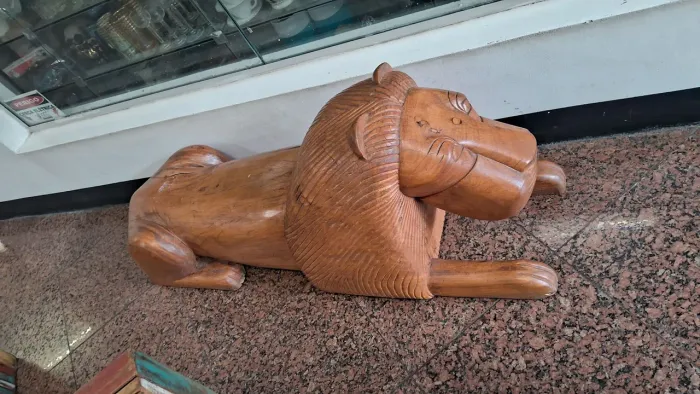 Escultura em madeira nobre ricamente entalhada de Leão pesa uns 60 Kilos somente para