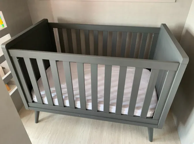   Berço linha retrô cor cinza+ colchão 
