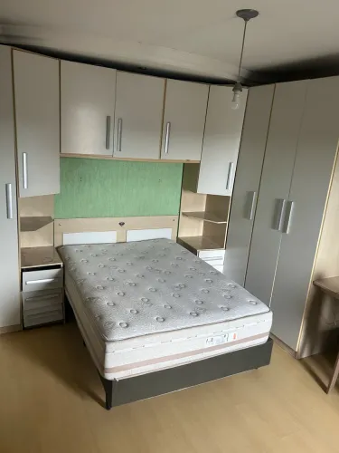 Roupeiro modulado Bege com criado mudo