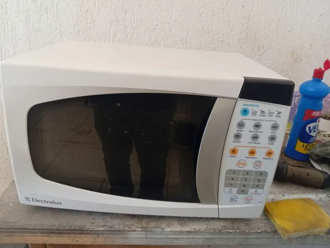 Ótimo microondas Eletrolux de 18 litros