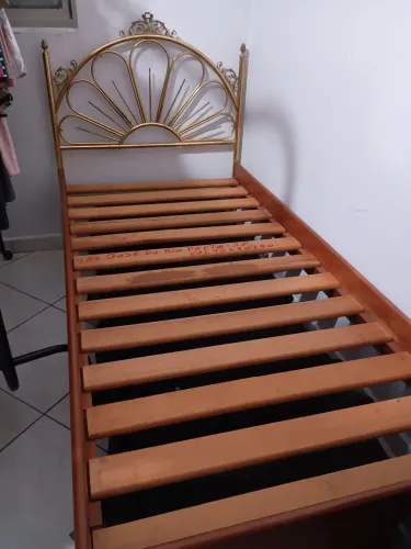 Cama de solteiro metal e madeira