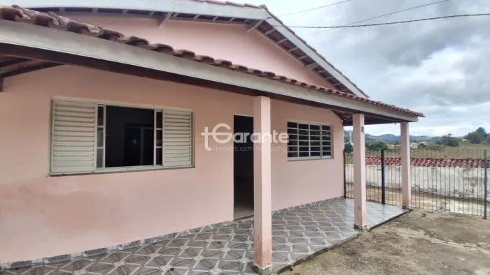 Casa com dois quartos a venda no Loteamento Alto das Palmeiras em Serra Negra
