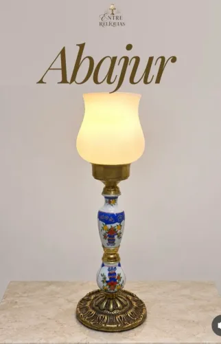Abajur em Bronze e Porcelana com Cúpula Opalina
