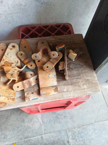 Conjunto de puxador, dobradiça e abraçadeiras