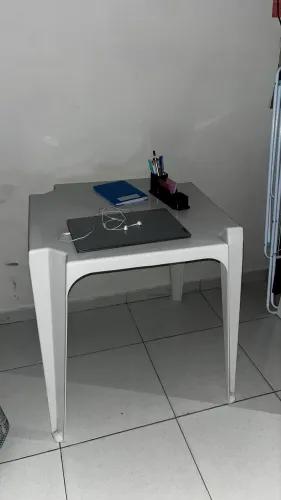Mesa branca plástico