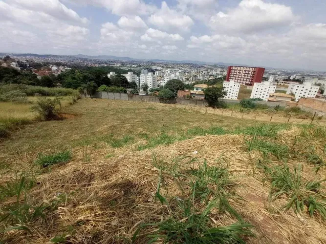 Lote à Venda no Chácara Cotia - Cabral.