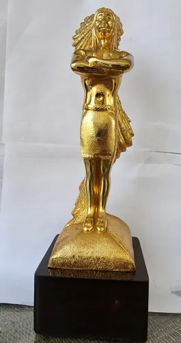 Estátua Índio Dourado em Metal com Base de Madeira
