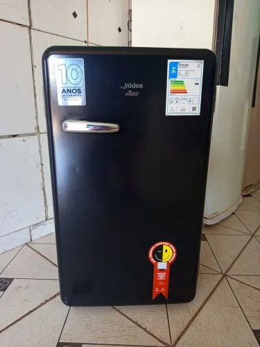 Frigobar Midea Retrô 95L preto.