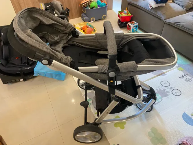 Carinho de bebê e bebê conforto com suporte safety 1st