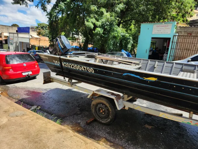Vendo barco 6 metros por 1.70 largura por .60 de borda motor eletrico 
