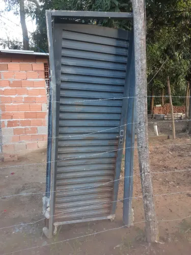 Porta de ferro com batente 120 ela tem uns feruge en baixo