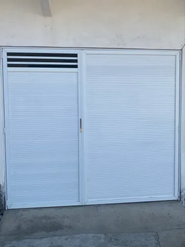 Vendo portão de alumínio branco em ótimo estado. 