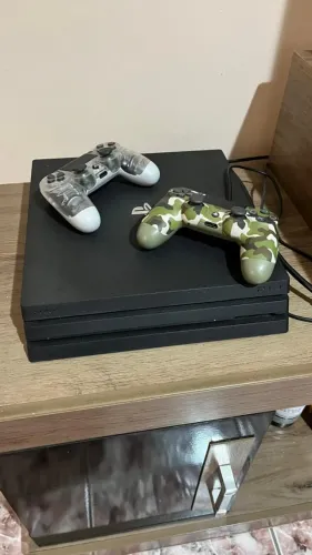 PS4 Pro com 2 controles