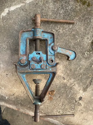 morsa de encanador antiga, também conhecida como torno de bancada para tubos