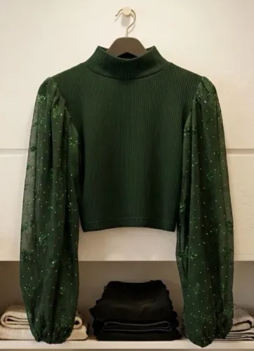 Blusa Cropped Verde Esmeralda - Mangas de Tule com Brilho (Tam. P)