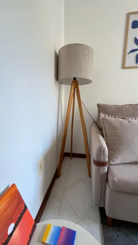 Luminária de Chão Tripé em Madeira - Com Lâmpada Amarela Inclusa!