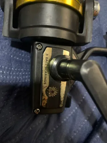 Molinete daiwa bg 30 e vara 80 libras