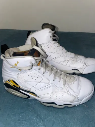 Tênis Nike Jumpman MVP branco e dourado ( TAM 40)