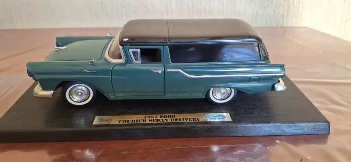 Miniatura carro 1/18 1957 Ford Courier Sedan Delivery Verde - Road Legends