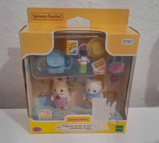 amigos do jardim de infância, caminhando juntos. sylvanian families