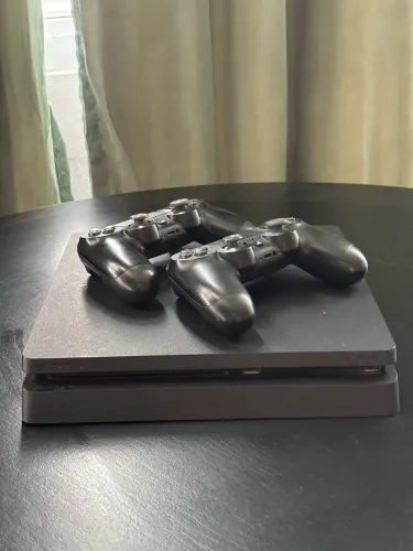 Vendo PS4 Slim + 2 Controles