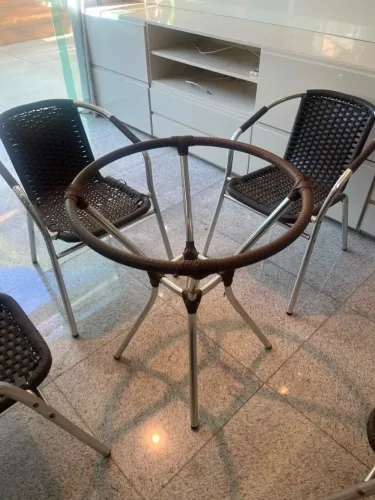 Conjunto Mesa Bistrô Redonda com 4 Cadeiras em Alumínio e Fibra Sintética