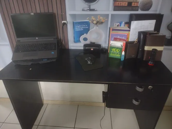 Escrivaninha com 2 gavetas e chave.