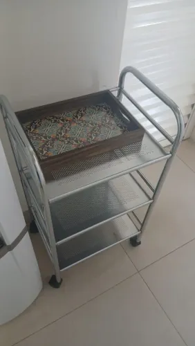 Vendo armário com rodinhas e bebedouro água com galão 