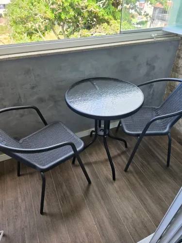 Conjunto- mesa de vidro e 2 cadeiras varanda