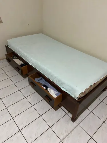 Cama de madeira maciça