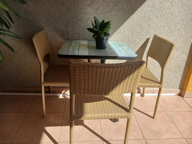 Mesa de ferro com 3 cadeiras ratan