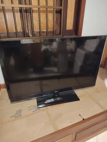TV LG 3D MOD 47LW4500 com pouco uso. Estava parada e não liga. 