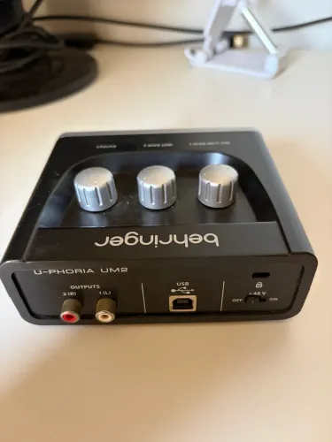 Interface de áudio behringer um2