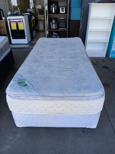 Cama box solteiro base + colchão de molas com espuma semi-novo conservado 